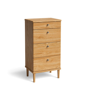 Byrå i ek med fyra lådor och ben i skandinavisk design