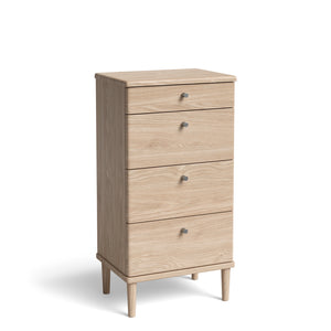 Byrå i ljust trä med fyra lådor och smala ben i skandinavisk design