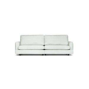 Vit tvåsits soffa med rena linjer och låga ben i modern skandinavisk design