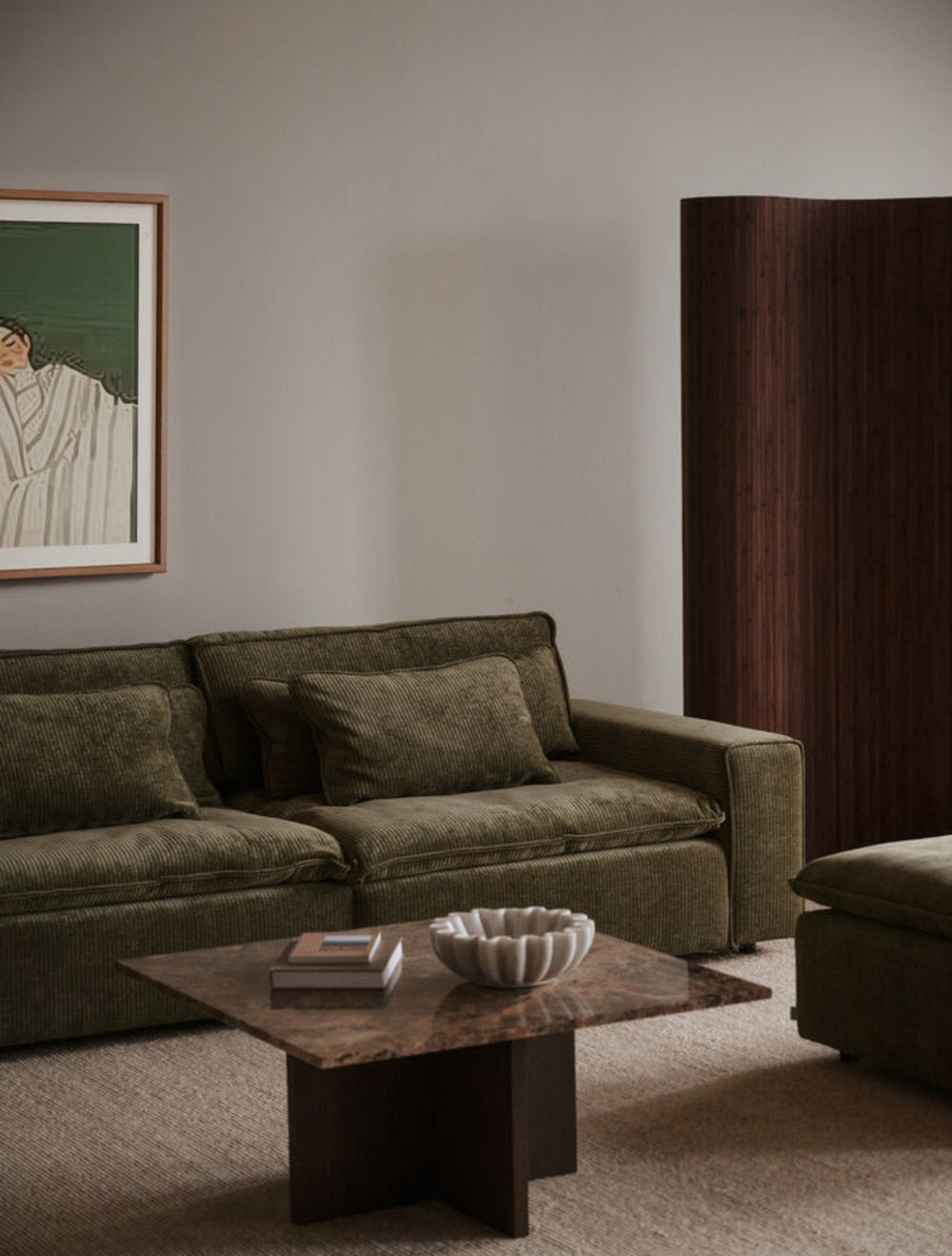 Grön manchester soffa med djupa dynor och löstagbara kuddar i modern design