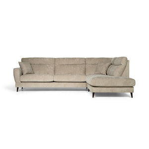Beige divansoffa med schäslong till höger och mörka träben i modern skandinavisk stil