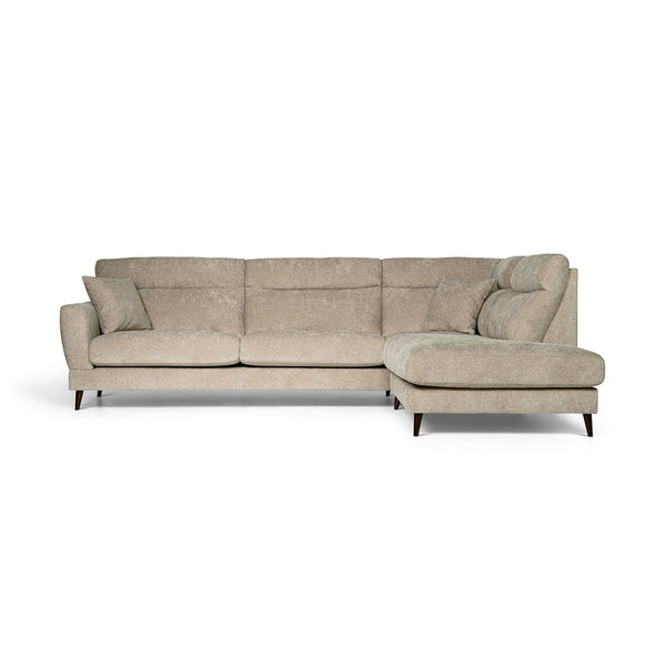 Beige divansoffa med schäslong till höger och mörka träben i modern skandinavisk stil