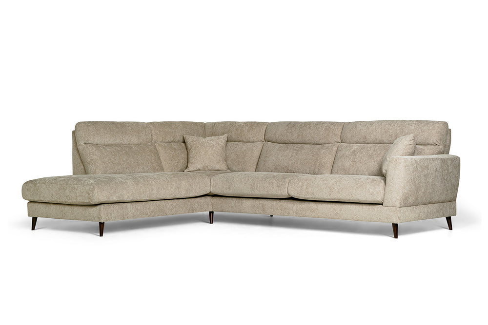 Beige divansoffa med schäslong till vänster och mörka träben i modern skandinavisk stil