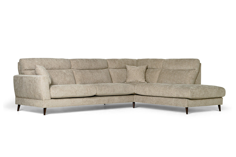 Beige divansoffa med schäslong till höger och mörka träben i modern skandinavisk stil