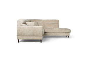 Beige divansoffa med schäslong till höger och mörka träben i modern skandinavisk stil