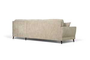 Beige divansoffa med schäslong till höger och mörka träben i modern skandinavisk stil