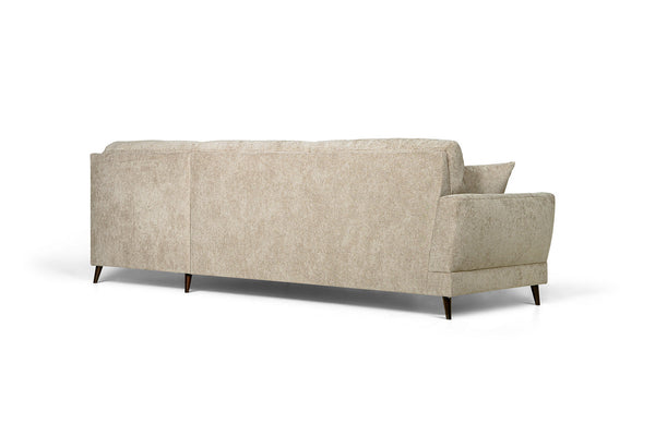 Beige divansoffa med schäslong till höger och mörka träben i modern skandinavisk stil