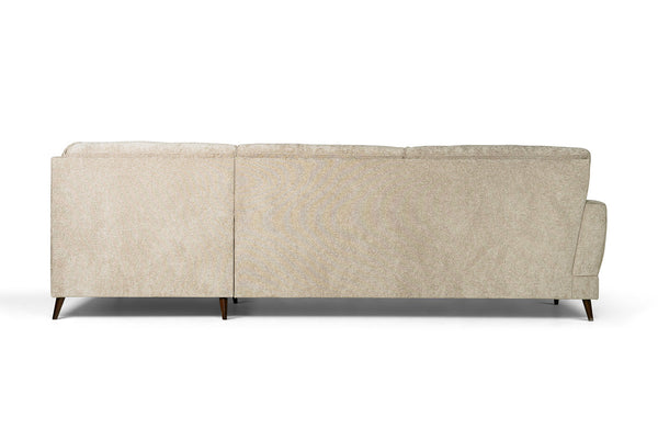 Beige divansoffa med schäslong till höger och mörka träben i modern skandinavisk stil