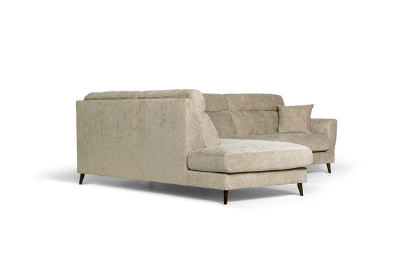 Beige hörnsoffa med schäslong och tapered ben i mörkt trä, modern design med mjuka kuddar