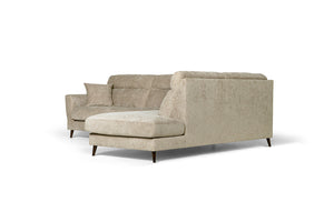 Beige divansoffa med schäslong till höger och mörka träben i modern skandinavisk stil