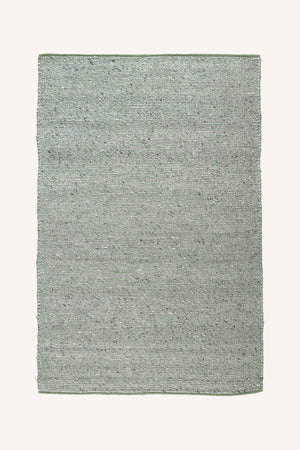 Handvävd matta i gröna och beige nyanser med naturlig textur och horisontal vävning