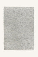 Grå handvävd matta med diagonal vävstruktur och naturlig textur på ljus bakgrund