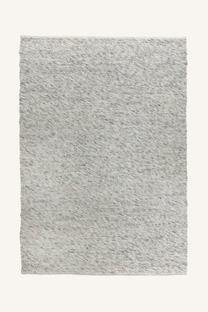 Grå handvävd matta med diagonal vävstruktur och naturlig textur på ljus bakgrund