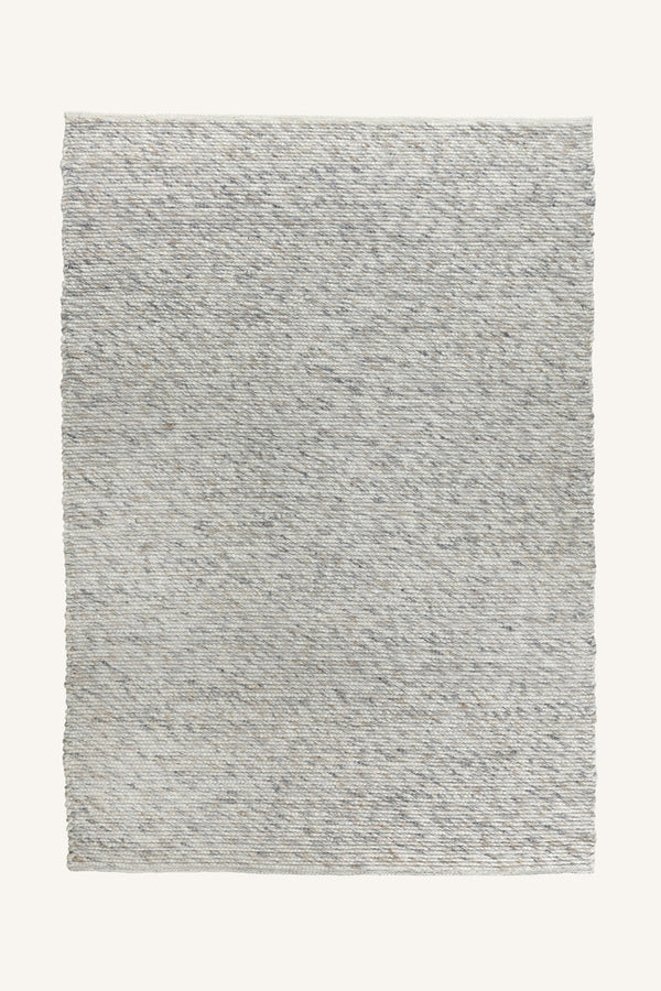 Grå handvävd matta med diagonal vävstruktur och naturlig textur på ljus bakgrund