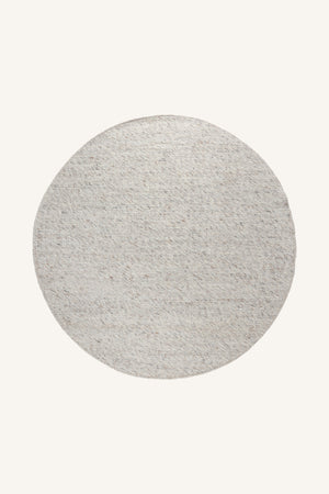 Rund handvävd matta i ljusgrå och beige nyanser med naturlig textilstruktur