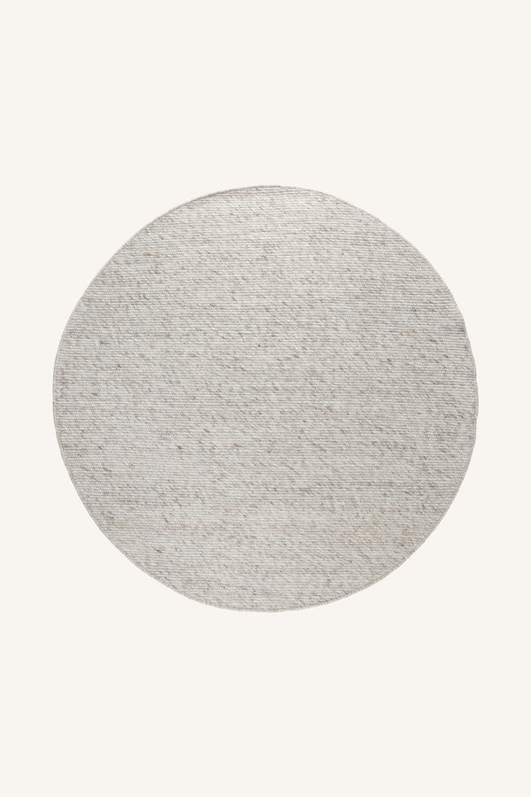 Rund handvävd matta i ljusgrå och beige nyanser med naturlig textilstruktur