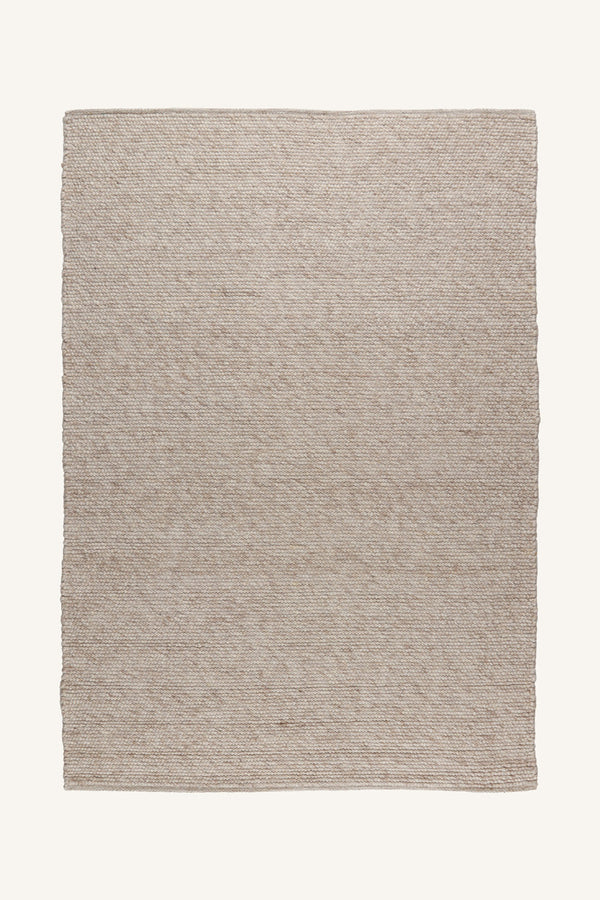 Beige handvävd matta i jute med naturlig textur och hållbar design