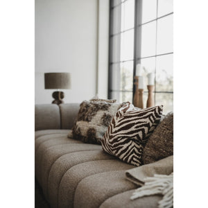 Zira Kuddfodral 50x50cm zebrarandig Brun/vit-  miljöbild i en soffa