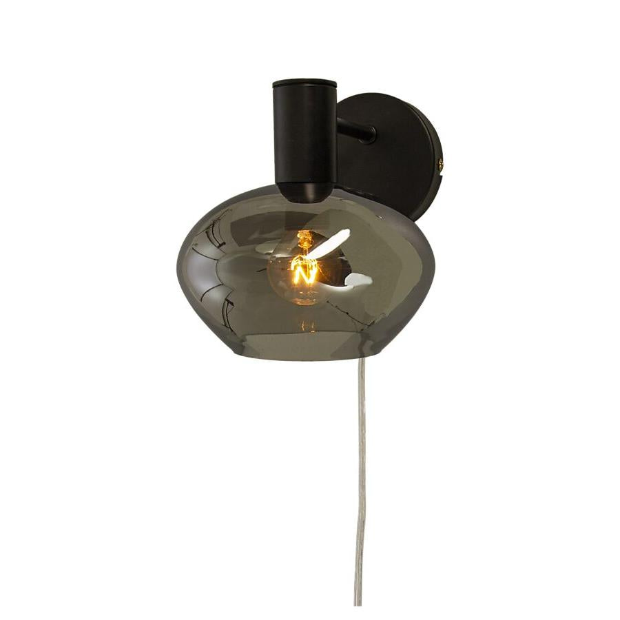 Vägglampa med svart armatur och vit oval glaskupa, med synlig sladd
