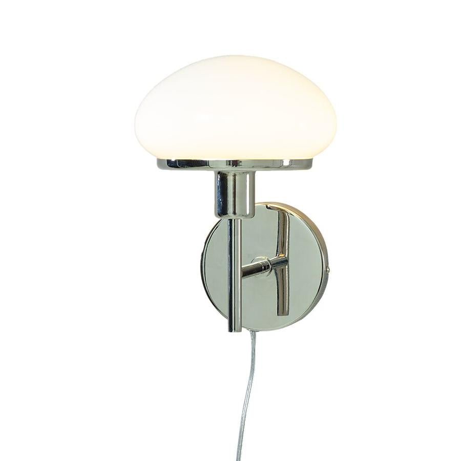 Vägglampa med vit glasskärm och svart metallarm, med synlig sladd
