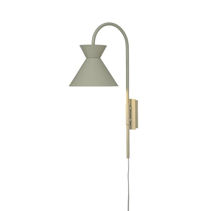 Vägglampa med grön konformad skärm och böjd arm i mässing, modern design