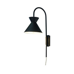 Svart vägglampa med böjd arm och konisk skärm i modern design
