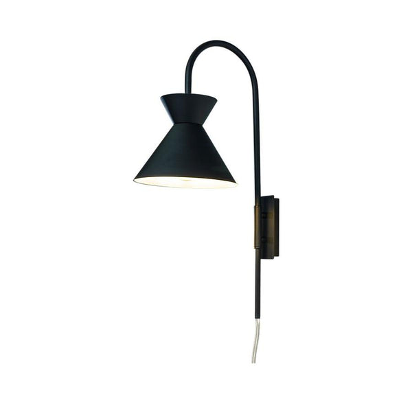 Svart vägglampa med böjd arm och konisk skärm i modern design