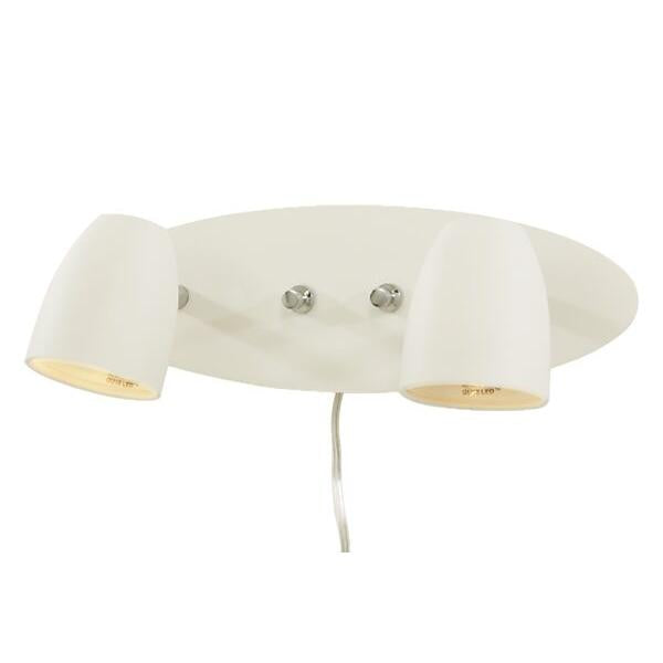 Vit taklampa med tre justerbara spotlights och vit kabel för väggmontering