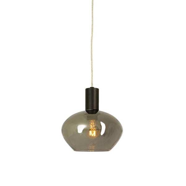 Taklampa med rökfärgad glaskupa och svart upphängning, synlig glödlampa