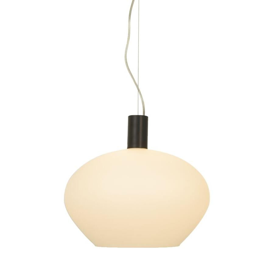 Taklampa med vit oval glaskupa och svart cylindrisk upphängning med textilkabel