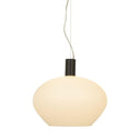 Taklampa med vit oval glaskupa och svart cylindrisk upphängning med textilkabel