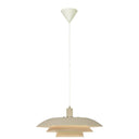 Vit taklampa med tre skikt i modern skandinavisk design, hängande från vit sladd mot vit bakgrund