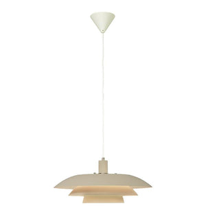 Vit taklampa med tre skikt i modern skandinavisk design, hängande från vit sladd mot vit bakgrund