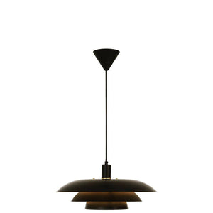 Svart taklampa med tre skärmar i modern skandinavisk design, hängande från svart taksladd