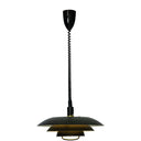 Svart taklampa med flerskiktad skärm och spiralkabel i modern skandinavisk design