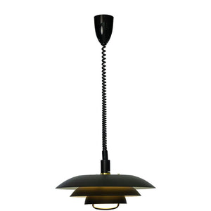 Svart taklampa med flerskiktad skärm och spiralkabel i modern skandinavisk design