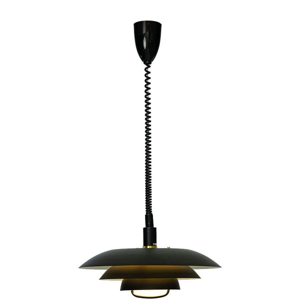 Svart taklampa med flerskiktad skärm och spiralkabel i modern skandinavisk design