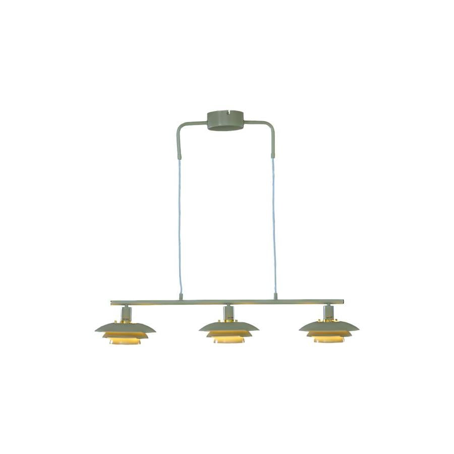 Vit taklampa med tre lampskärmar i modern skandinavisk design, upphängd i justerbara vajrar
