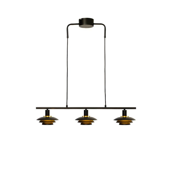 Taklampa med tre guldbruna lampskärmar och svart upphängning i modern skandinavisk design