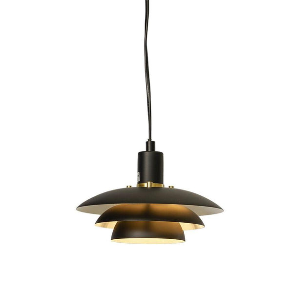 Taklampa med svart metallskärm och guldiga detaljer i skandinavisk design, hängande från textilkabel