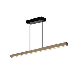 Taklampa i trä och svart metall med lång LED-armatur hängande i vajrar