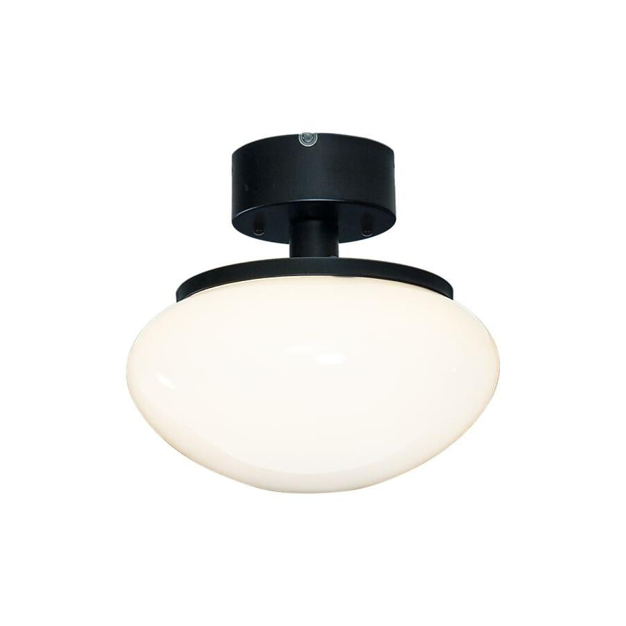 Taklampa med vit glasskärm och svart fäste, modern design för inomhusbelysning