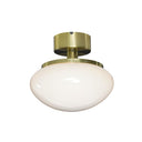 Taklampa med vit glasskärm och mässingsfärgad montering i modern design