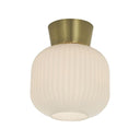 Taklampa med vit riflad glaskupa och borstad mässingsfäste mot vit bakgrund