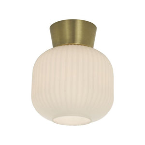 Taklampa med vit riflad glaskupa och borstad mässingsfäste mot vit bakgrund