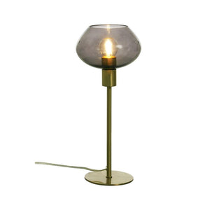 Bordslampa med rund rökfärgad glaskupa och mässingsstativ med glödlampa tänd