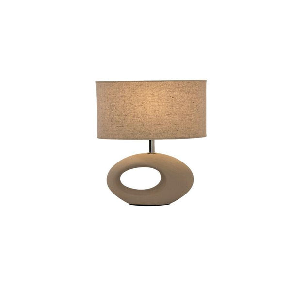 Bordslampa med oval sandfärgad fot och beige lampskärm i tyg