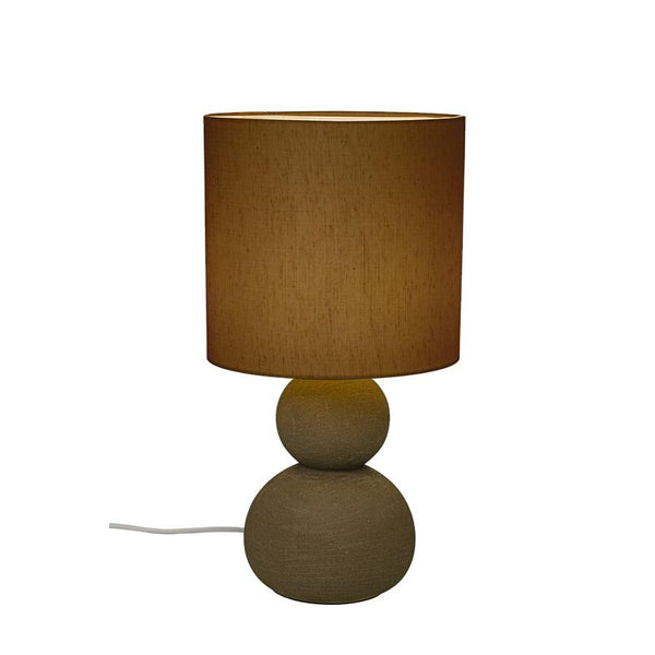 Bordslampa med brun textilskärm och fotställ i två staplade klot med sandfärgad yta