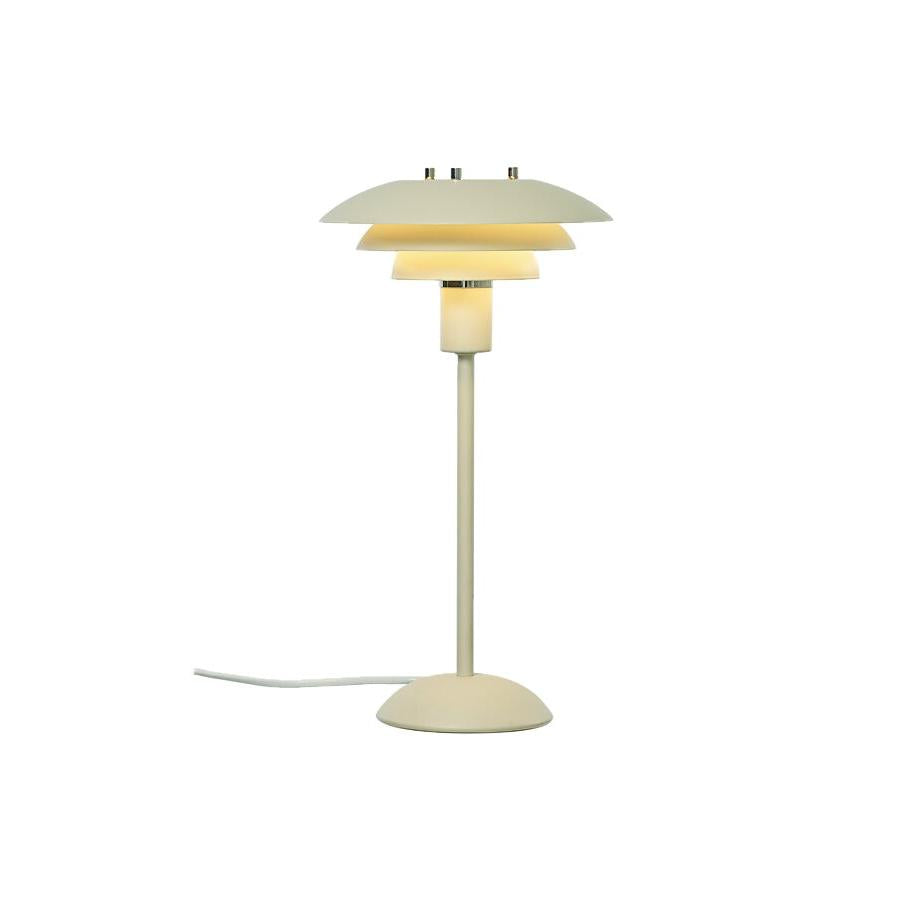 Vit bordslampa med flerskiktad skärm i modern skandinavisk design, gyllene detaljer