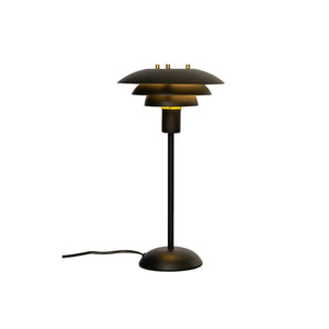 Svart bordslampa med tre skärmskivor i metall och rund fot med sladd